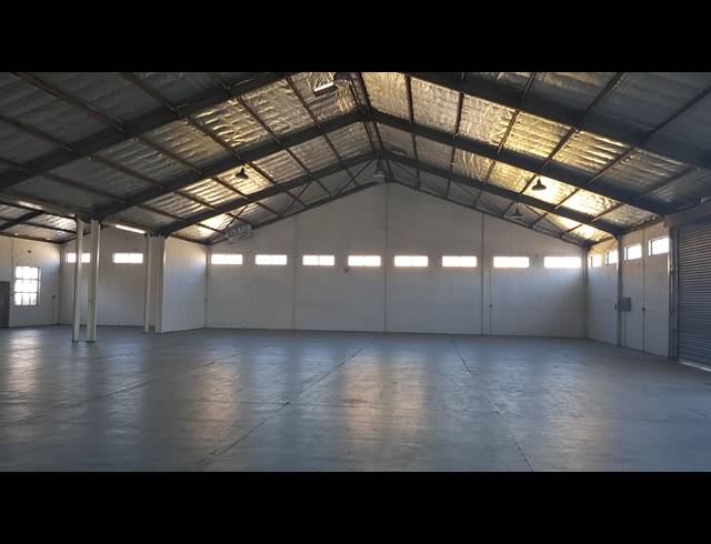 1,350M² FACTORY TO LET IN TRIANGLE FARM